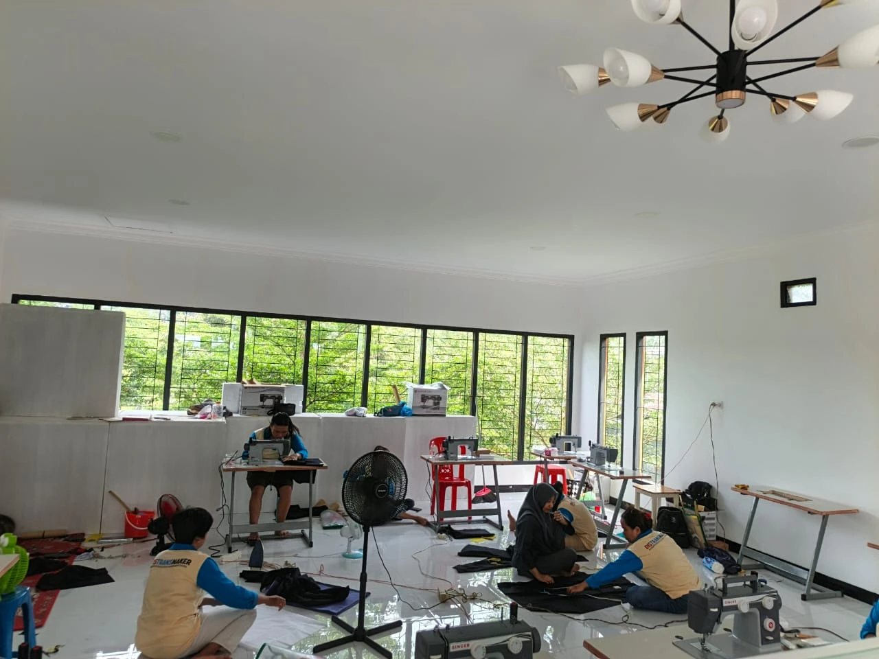 Distransnaker Kukar Lakukan Program Pembinaan dan Pelatihan UMKM Kerajinan Manik di Jahab